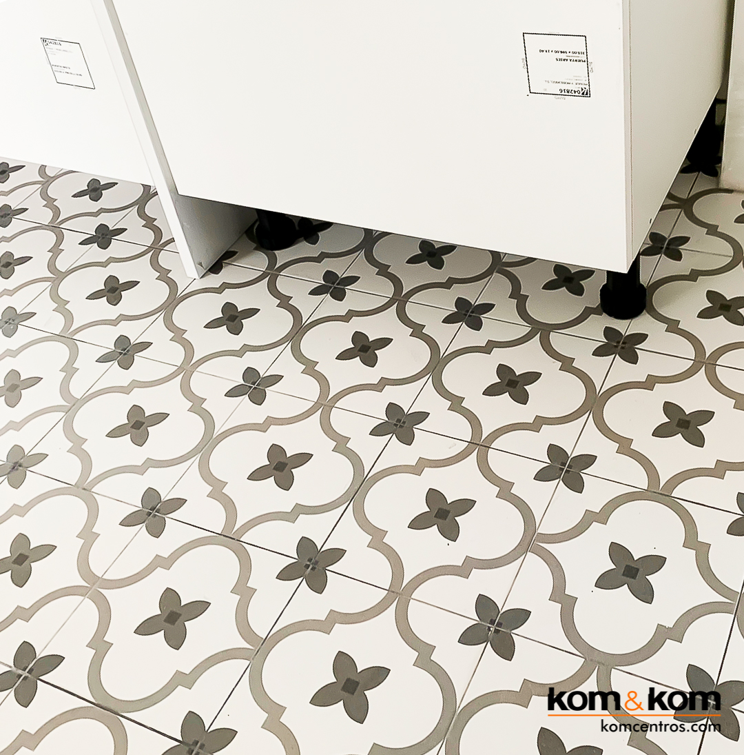 Suelo efecto hidraúlico vintage blanco y negro, en cocina blanca.